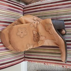 Camel colored leather cowboy boots size 7.5 EUC floral detailing